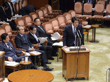 国会の特別委員会において答弁する松村副大臣