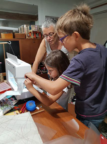 les enfants s'initient à la machine à coudre