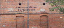 Backsteingebäude mit Schriftzug