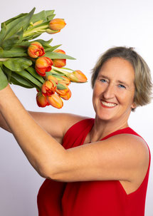 Das Bild zeigt die zertifizierte Tantramasseurin Silvia