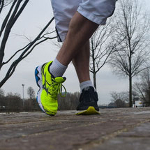 chaussure mizuno jaune et noire