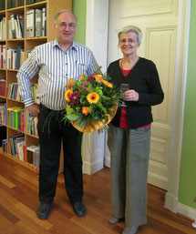 Pfr. Bernhard Lütkemöller bedankt sich bei Küsterin Ilona Schwabe mit einem Blumenstrauß