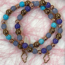 3 Stunden Workshop: zwei Armbänder, Sammelarmbänder in den farben Braun Rosé und einem tobigen Lila Gold liegen auf dem Schmuck Workshop Tisch. Dieser Schmuck ist im Workshop auf einem Juggesellinnenabschied entstanden.