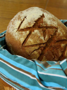 Selbstgemachtes Mischbrot mit Roggensauerteig