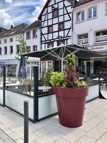 Windschutz-Anlage mit integriertem Pflanzkasten für Gastronomie-Terrassen in historischem Stadtkern, stilvolle und harmonische Integration