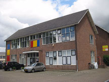 Een oud schoolgebouw, begane grond en eerste verdieping, met grijs puntdak, Prinses Margrietlaan 86 in Uithoorn