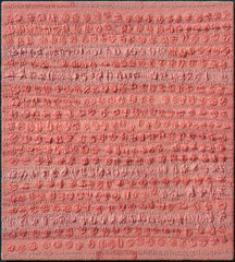 Textiles Wandbild in Rottönen, Struktur durch Materialmix, puristischer Stil, experimentell,© Friedhelm Hoffmann