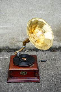 unikate tischlampe aus einem grammophon in gold braun und led leuchtmittel