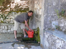 Franz beim Wasserholen