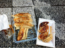 右が普通の餃子、左がジャンボ餃子
