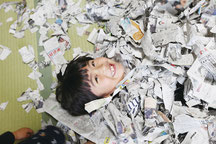 新聞の雪に埋まってみました♪