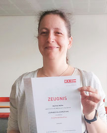 Martina Müller mit Abschlusszeugnis zur Ausbildung im Einzelandel