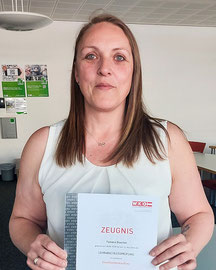 Tamara Duscher zeigt ihr Zeugnis zur nachgeholten Lehre im Einzelhandel