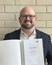 Herbert Reindl mit Zeugnis nach nachgeholter Ausbildung
