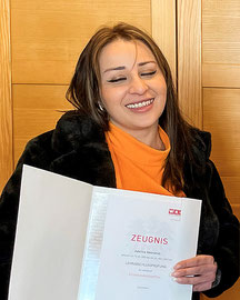 Adelina Kelmendi mit Urkunde zur erfolgreich bestandenen Einzelhandelsprüfung