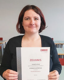 Jacqueline Karigl zeigt stolz ihre Urkunde zur Einzelhandelskauffrau