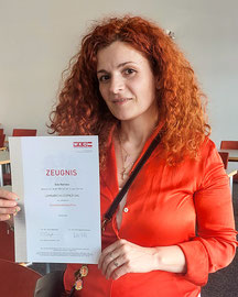 Aza Basilaia mit Urkunde nach erfolgreich nachgeholtem Lehrabschluss