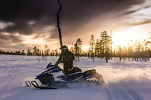Snowmobile mieten ohne Guide als Selbstfahrer oder mit Guide, auch Kinder Snowmobileschool möglich