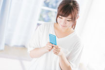旭川整体ふっとへ問合せする女性