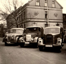 Zu sehen sind 3 parkende LKW die nebeneinander