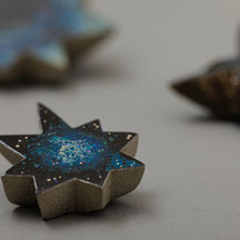 畑景子「きら星 は」h4,8xw10xd10cm、スタイロフォーム、漆、麻布