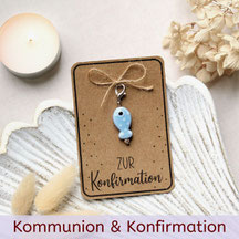 Zur Konfirmation Karte mit blauem Fischanhänger, Kerze, Trockenblumen und Muscheldekoration.