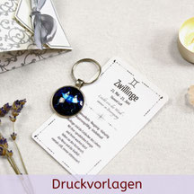 Schlüsselanhänger mit Gemini-Karte und Geschenkset, dekoriert mit Lavendel, Kerze und silberner Schleife.