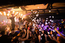 Die Crowd feiert
