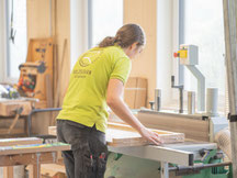 Möbelschreiner bei Holzdesign Rapp in Geisingen fertigt individuelle Möbel nach Maß mit handwerklicher Präzision in der eigenen Werkstatt