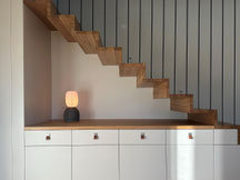 Maßgefertigtes Sideboard mit Eiche-Massivholzplatte und passender Wangentreppe als individuelle Schreineranfertigung in Villingen-Schwenningen