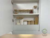 Küchen Stauraumlösung für Gewürze im Dunstabzugschrank