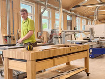 Azubi-Projekt in der Schreinerei Holzdesign Rapp: maßgefertigte Kochinsel mit Stirnholz-Arbeitsplatte und Bora Professional Muldenlüfter in Geisingen