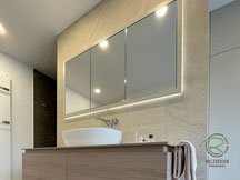 Modernes Badezimmerset mit wandeingelassenem Spiegelschrank mit elegantem beige lackiertem Rahmen und Waschtischunterschrank in beige und Holzdekor von Schreiner Holzdesign Ralf Rapp in Geisingen