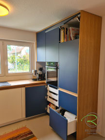 Hochschrank in Alpenseeblau mit Innenauszügen und Klappenfach, Eichenkorpus und Arbeitsplatte in einer modernen Schreinerküche in Radolfzell-Markelfingen.