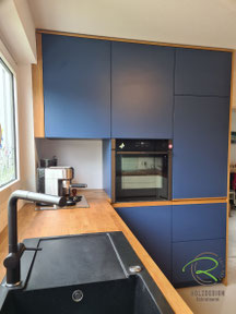 Hochschrankzeile in Alpenseeblau mit integriertem Backofen, Eiche-Massivholzarbeitsplatte, schwarzer Silgranitspüle und Kaffeenische; moderne Schreinerküche im Bestandsumbau in Radolfzell-Markelfingen.