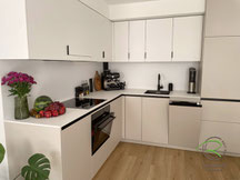 Offene Küche über Eck mit Kompakt E-Geräten von Schreinerei Holzdesign Ralf Rapp in Geisingen in weiß und beige mit schwarzen Griffleisten, deckenhohen Schränken und weißer 12 mm Kompaktarbeitsplatte