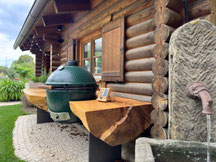 Outdoor-Küche nach Maß aus massiver Esche mit Big Green Egg und individueller Baumstamm-Arbeitsplatte