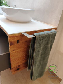 Badschrank für Aufsatzbecken in Fichte Altholz gehackt mit intergriertem Edelstahl Handtuchhalter und weißer, wasserfester Waschtischplatte