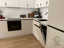 Kleine L-Küche in weiß und beige mit schwarzen Griffleisten, Spüle und Armatur mit Kompakt E-Geräten wie 45 cm Geschirrspülr, Backofen mit Mikrowelle und in Hängeschrank integrierte Flachschirm Dunstabzugshaube