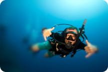 Plongeur heureux sous l'eau