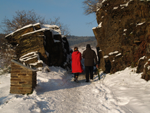 Bei der Wanderung auf dem Rotweinwanderweg müssen auch Felsspalten durchquert werden.