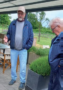 Der Seniorchef bei Erklärungen vor dem Familiensitz
