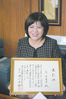 中山市長に表彰を報告する翁長理事長=30日午後、市役所