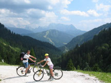 Radtour von zu Haus zur Rinnbergalm (über Tabor und Turnaualm) Ausblick auf Rußbach Hornspitz (Schirgion Dachstein West) und Gosaukamm