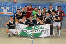 So war es bei der letzten Hallen-Stadtmeisterschaft: Der SV Borussia Ahsen sicherte sich Titel und Pokal. Foto: Andre Hilgers