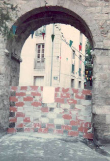 Le porche de la porte de l’Horloge de Sauvian emmuré par les futurs conscrits dans les années 60 - crédit Alice Fauré memoiredesauvian.fr