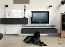 TV-Wohnwand in weiß Hochglanz kombiniert mit dunkel braunem Holzdekor u. grifflosen Kuben mit Massivholz Schubladen