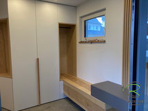 Geschlossener Garderobenschrank in weiß mit Massivholz Esche Griffleiste von Schreinerei Holzdesign Ralf Rapp in Geisingen