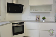 Einbauküche vom Schreiner in weiß matt von Schreinerei Holzdesign Ralf Rapp in Geisingen mit Dekton Sirocco Arbeitsplatte, Griffleisten in weiß