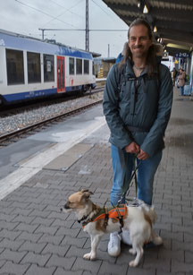 Zugreisen mit Hund: Mit Simba am Hbf Augsburg